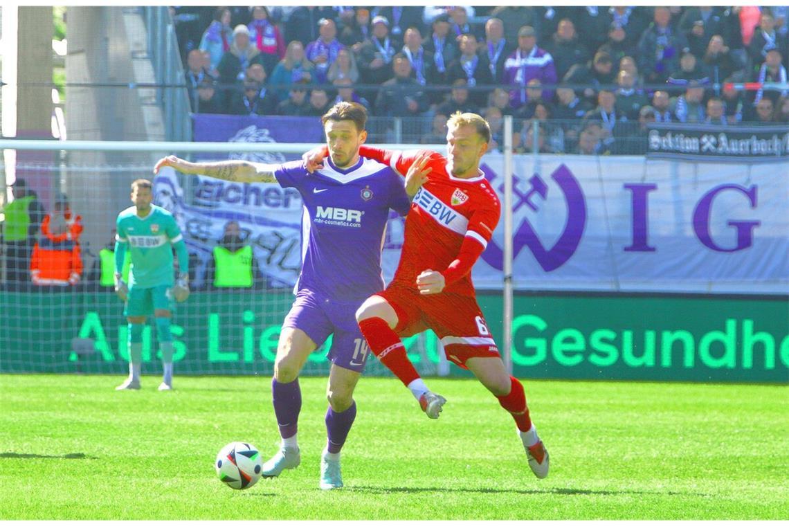 Rückschlag in Aue für den VfB II Stuttgarts Alex Groiß im Duell mit dem ehemaligen VfB-Angreifer Borsi Tashchy.