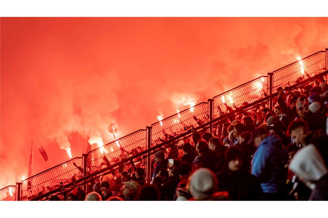 Stuttgarts Fans zünden Pyrotechnik beim DFB-Pokal-Spiel gegen den VfL Bochum.