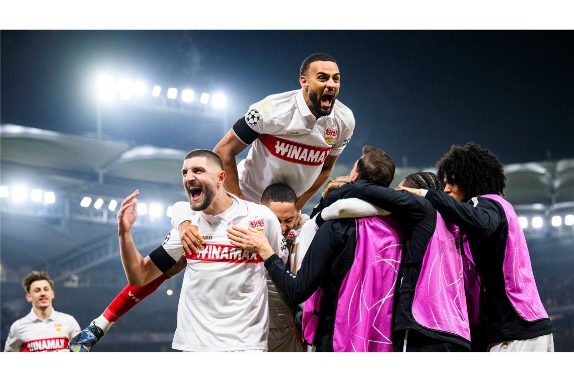 Bilder des Tages Stuttgarts Josha Vagnoman (oben) und Stuttgarts Jeff Chabot (l) jubeln nach dem Tor von Stuttgarts Führich zum 3:1 gegen die Young Boys Bern mit der Mannschaft.