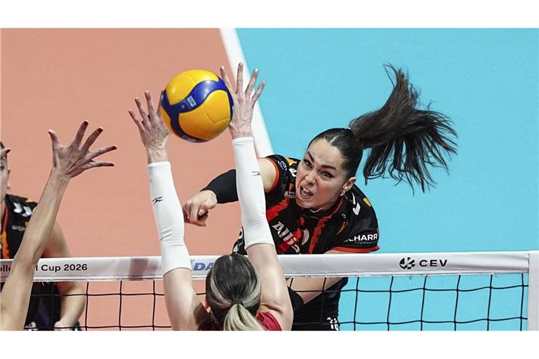 Stuttgarts Mikala Mogensen (rechts) überwindet den Block von Galatasaray Istanbul.