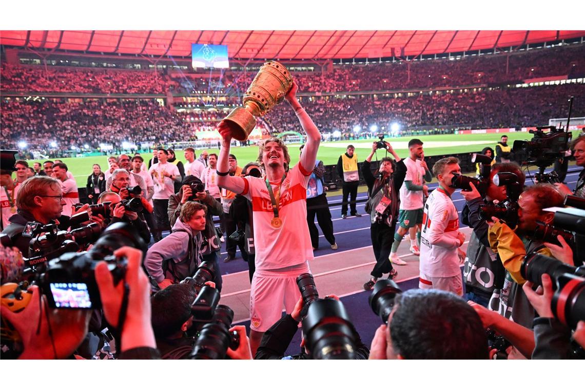 Bilder des Tages Stuttgarts Nick Woltemade jubelt mit dem Pokal.