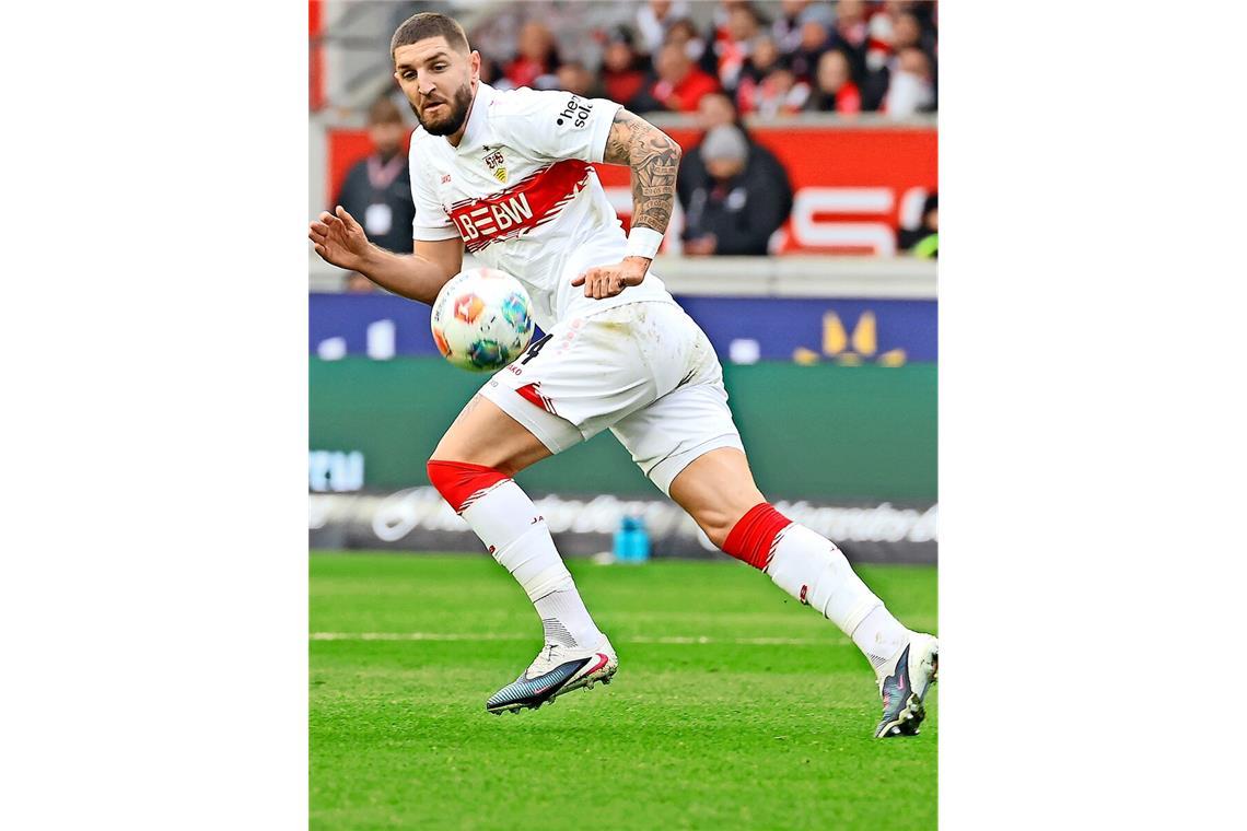 Stuttgarts Verteidiger Jeff Chabot hat den Ball fest im Blick.