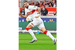 Stuttgarts Verteidiger Jeff Chabot hat den Ball fest im Blick.