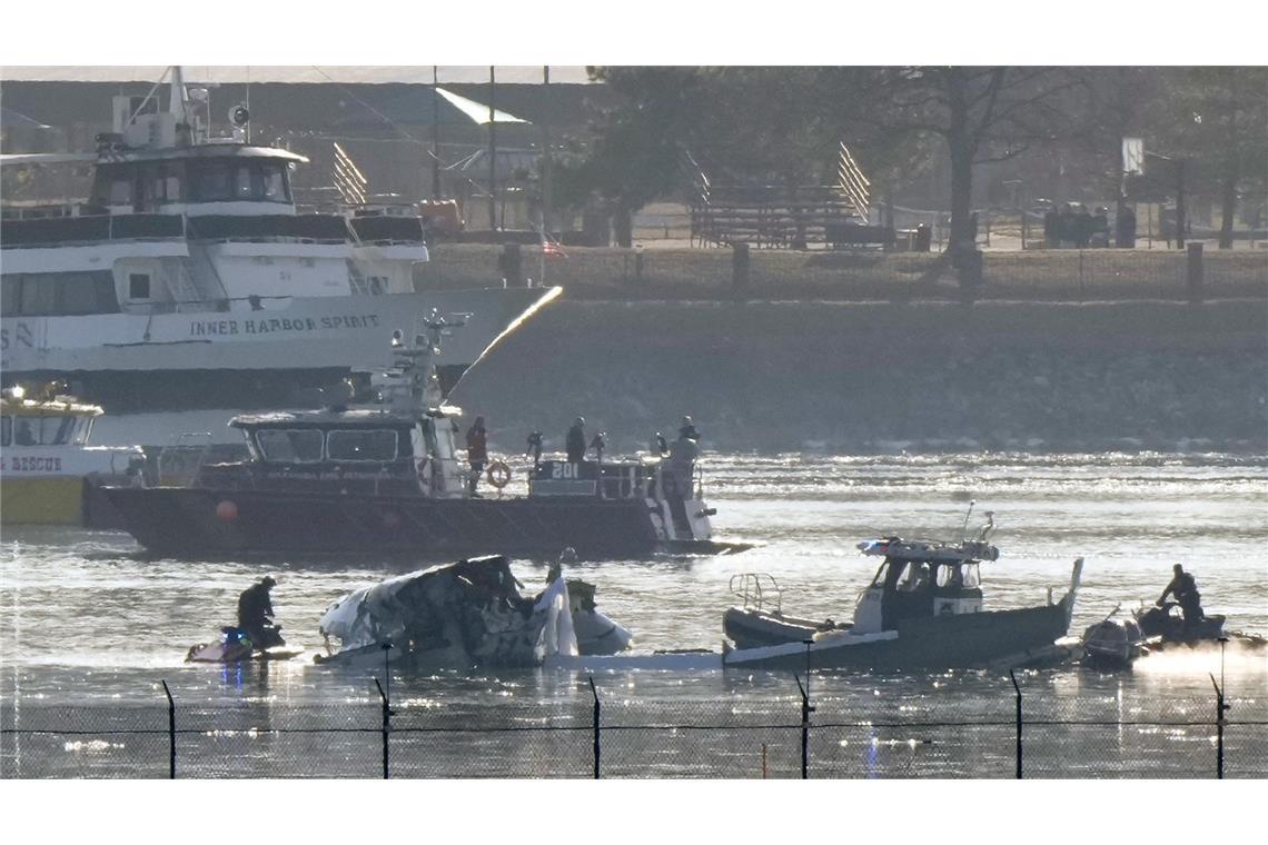 Unter den 14 toten Eiskunstläufern befinden sich zwei Ex-Weltmeister Such- und Rettungsmaßnahmen sind am frühen Donnerstagmorgen rund um ein Flugzeugwrack im Potomac River vom Ronald Reagan Washington National Airport aus zu sehen.