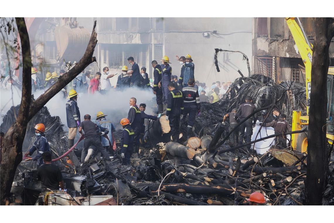 Suche nach Ursache für Flugzeugunglück läuft Such- und Rettungsteams nach dem Absturz eines Flugzeugs der Air India, bei dem 241 Menschen ums Leben gekommen sind.