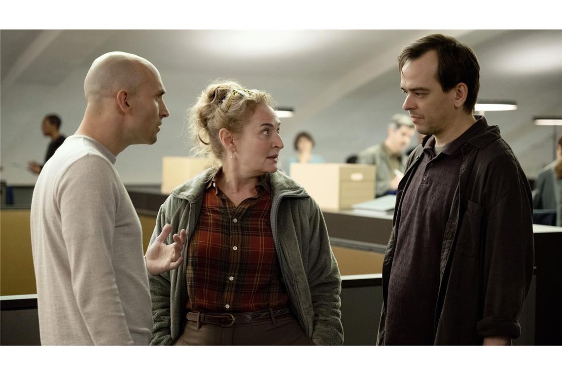 Das geht richtig ans Herz – So spannend wird es bei „Kammerflimmern“ Suchen dringend eine schnelle Lösung, um das Schlimmste zu verhindern: Firmenchef Kilian Berger (Elias Arens, li.), Staatsanwältin Anita Wegenast (Rachel Braunschweig) und Entwickler Simon Berger (Martin Vischer).