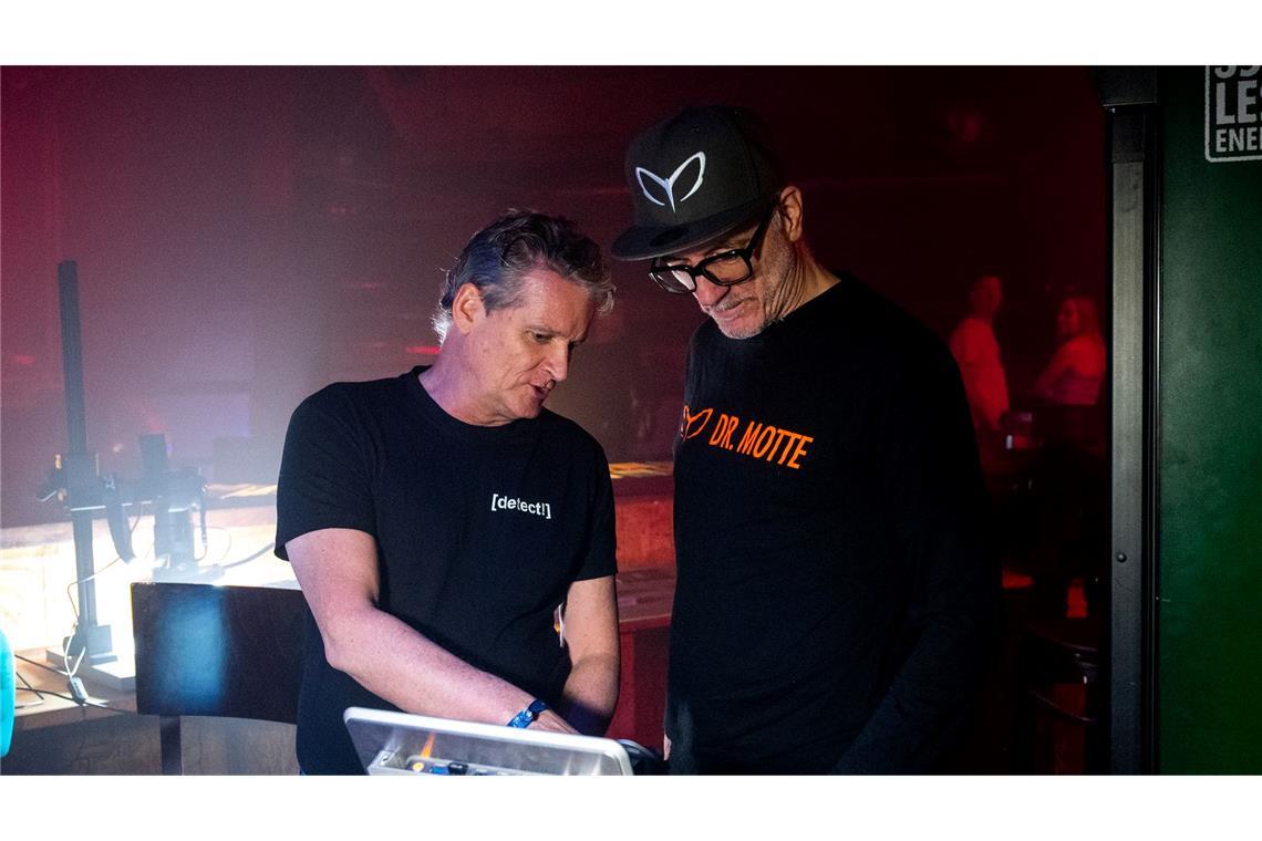Forscher bieten erstmals kostenlose Drogentests in Disko an Suchtmediziner Gernot Rücker und Techno-DJ "Dr. Motte" waren beim bundesweit ersten Drug-Checking dabei.