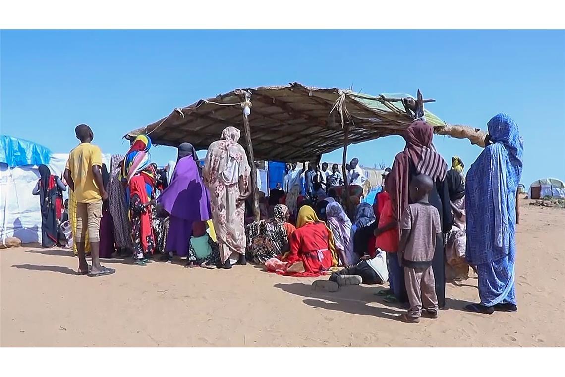 Hungersnot im Sudan breitet sich aus - 700.000 hungernde Kinder Sudanesische Flüchtlinge versammeln sich vor einem Feldlazarett. Die Lage für die Zivilbevölkerung verschlechtert sich (Archivfoto).