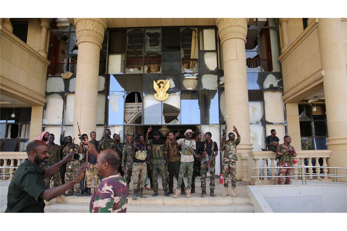 Sudans Regierungstruppen erobern Präsidentenpalast zurück Sudanesische Soldaten feiern die Einnahme des Präsidentenpalastes