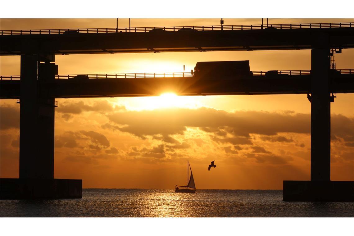 Südkorea: Früher Sonnenaufgang über Gwangan-Brücke in Busan