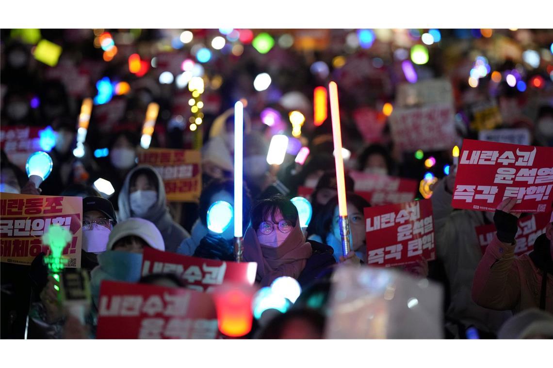 Bilder des Tages Südkorea: Teilnehmer einer Kundgebung, die die Amtsenthebung des südkoreanischen Präsidenten fordern, versammeln vor dem Sitz der regierenden People Power Party.