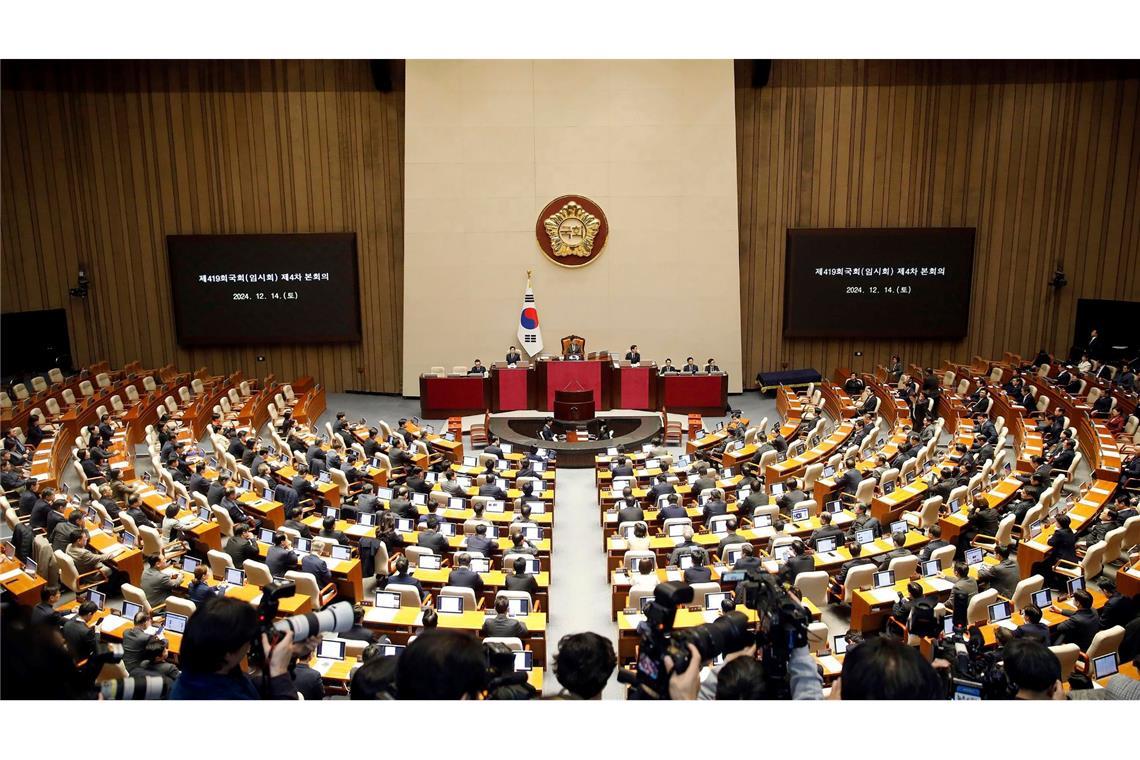 Südkoreas Parlament stimmt für Amtsenthebung des Präsidenten Südkoreanische Gesetzgeber nehmen an der Plenarsitzung zur Abstimmung über die Amtsenthebung von Präsident Yoon Suk Yeol in der Nationalversammlung teil. Ein zweiter Amtsenthebungsantrag gegen Yoon hat die benötigte Zweidrittelmehrheit in der Nationalversammlung erreicht.