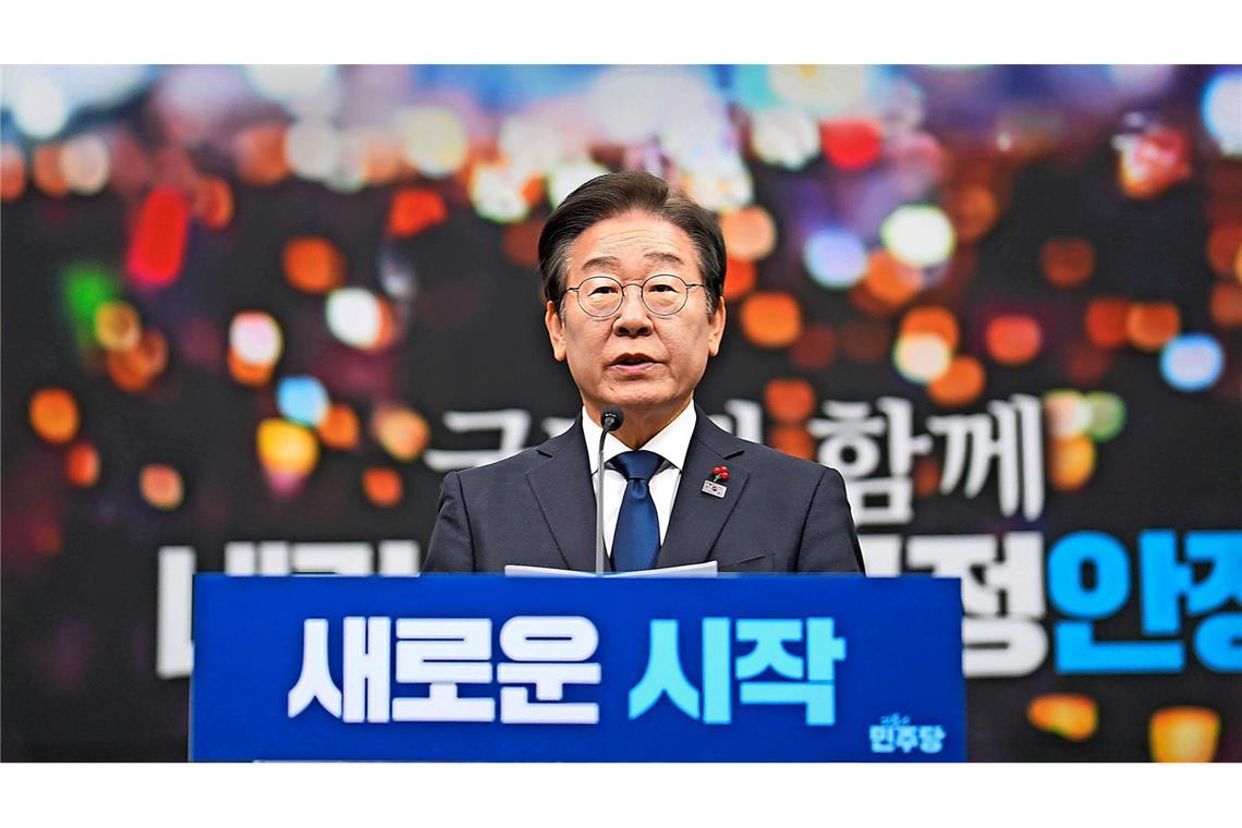 Südkoreas möglicher neuer Präsident scheidet die Geister Südkoreas Oppositionsführer der Demokratischen Partei, Lee Jae Myung, spricht während einer Pressekonferenz zur Amtsenthebung von Präsident Yoon im Parteibüro im Gebäude der Nationalversammlung.