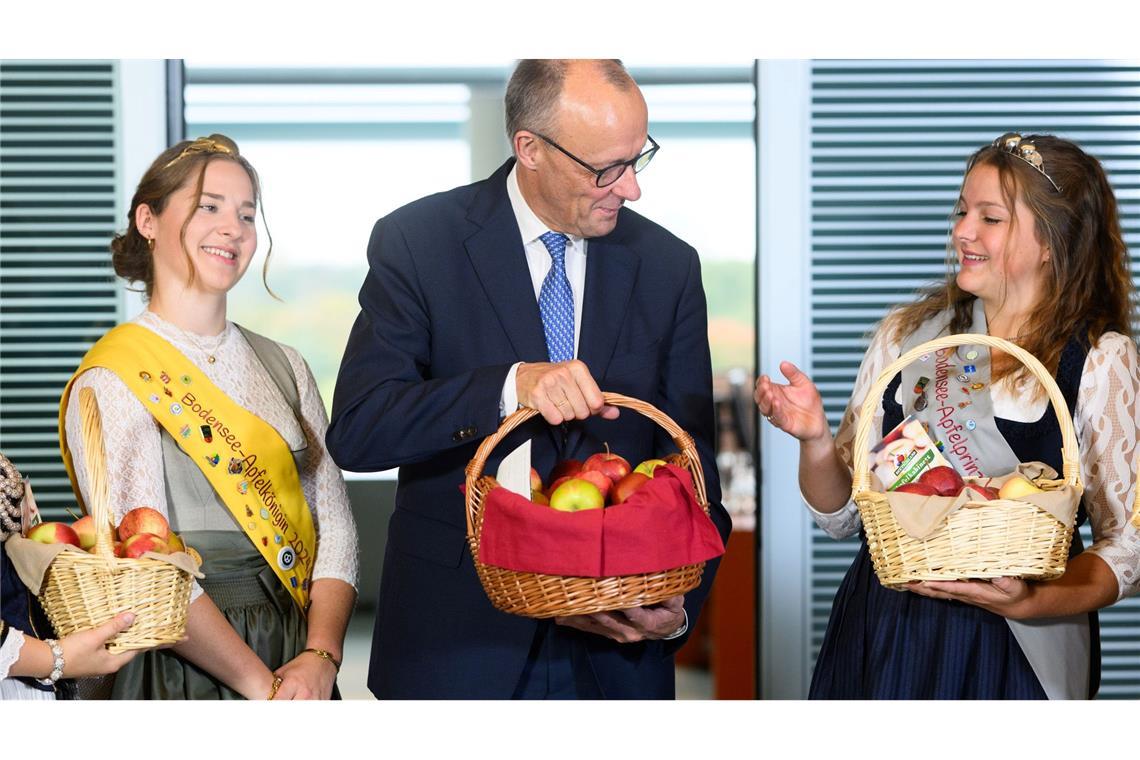 Süßer Auftakt: Apfelköniginnen beschenken Kanzler Merz