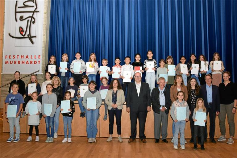 Sulzbachs Bürgermeisterin Veronika Franco Olias und Murrhardts Bürgermeister Armin Mößner (Mitte) mit den Kindern und Jugendlichen sowie den Schulteams und Markus Götz (rechts neben Mößner) von der Europa-Union. Foto: Elisabeth Klaper