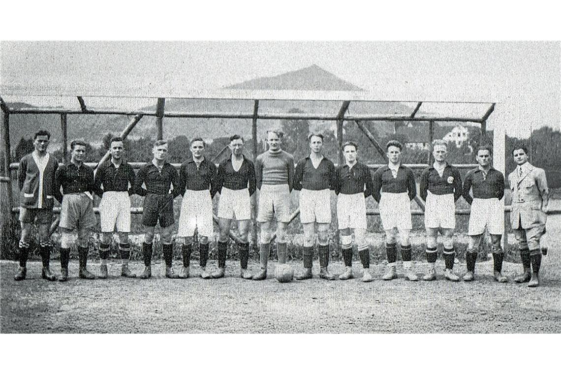 FV Sulzbach: Bescheidene Anfänge auf gepachtetem Acker Sulzbachs erste Mannschaft präsentiert sich im Gründungsjahr 1925 stolz in der Fußballmode der damaligen Zeit. Fotos: FV Sulzbach