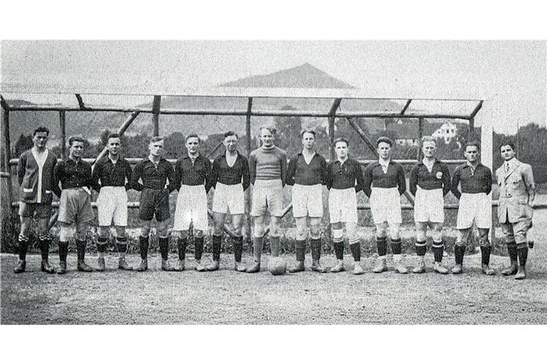 Sulzbachs erste Mannschaft präsentiert sich im Gründungsjahr 1925 stolz in der Fußballmode der damaligen Zeit. Fotos: FV Sulzbach