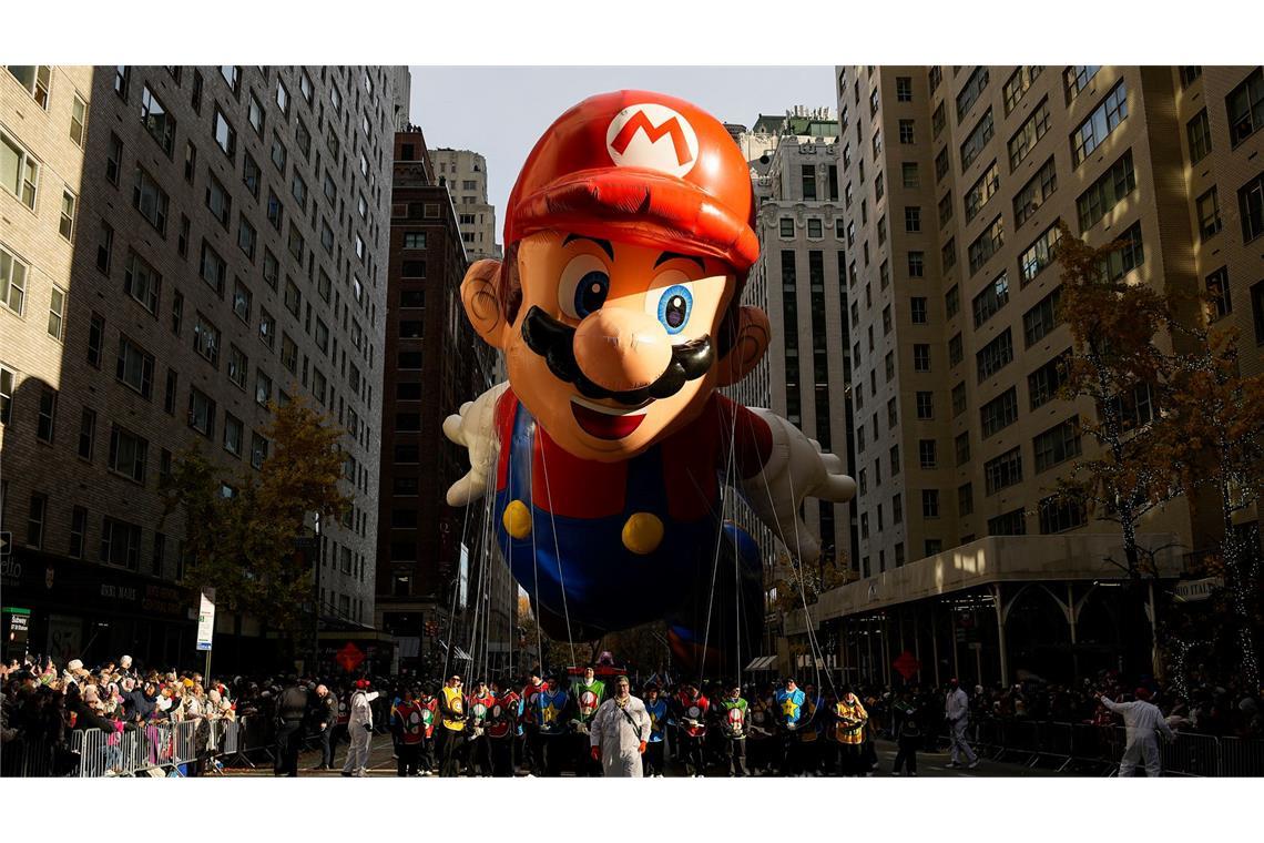 Super Mario zieht zu Thanksgiving durch New Yorks Häuserschluchten.
