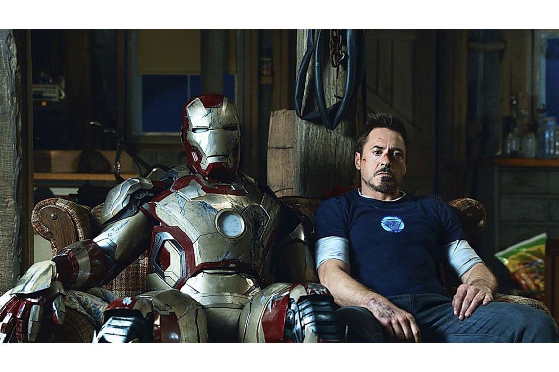 Warum wir gerade jetzt Superhelden brauchen Superhelden sind cool – wie Iron Man: Tony Stark ist intelligent, reich und witzig. In seiner Iron-Man-Rüstung kämpft er für das Gute wie einst Ritter Lancelot. Nach getaner Arbeit hat er sich ein Päuschen verdient und relaxt wie jeder andere mit seinen Kumpels auf dem Sofa.