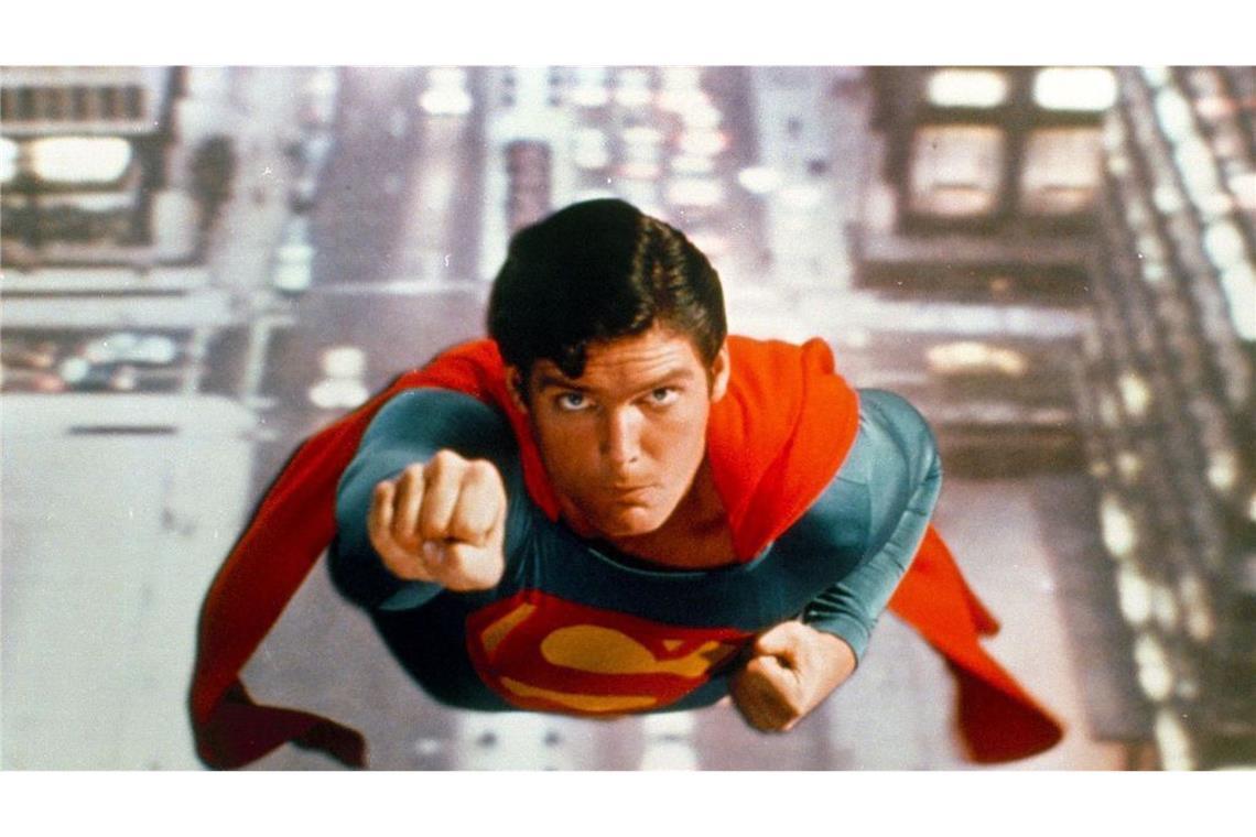 Warum wir gerade jetzt Superhelden brauchen Superhelden sind Überflieger – wie Superman: Der Mann aus Stahl. Er kann Planeten aus der Bahn schieben, mit Überlichtgeschwindigkeit fliegen und trotzt jeder Waffe. Keine Aufgabe ist ihm zu schwer, kein Einsatz zu hart, keine Mühe zu groß. Nur bei Lois Lane wird er schwach.