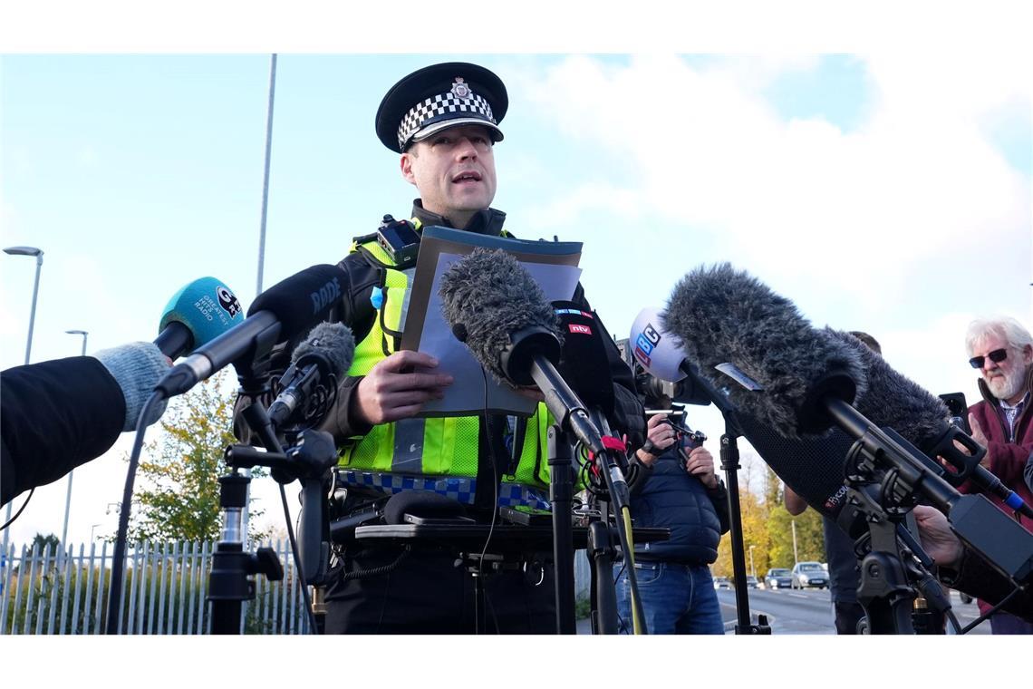 Entsetzen in Großbritannien: Menschen in Zug niedergestochen Superintendent John Loveless informiert über den neuen Ermittlungsstand.
