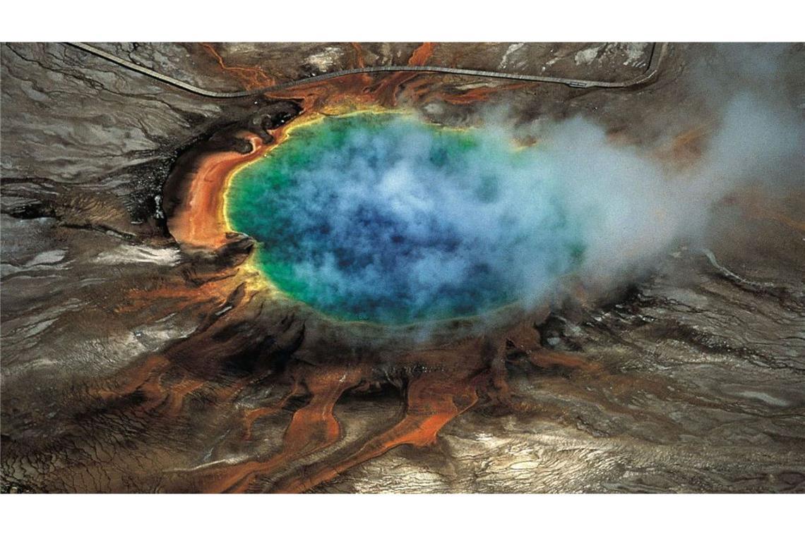Kollapsologie: Das Ende kommt – nur wann? SUPERVULKAN: Unter dem knapp 9000 Quadratkilometer großen Yellowstone-Nationalpark im US-Bundesstaat Wyoming schlummert eine gigantische Zeitbombe. Ein Supervulkan. In den vergangenen zwei Millionen Jahren gab es neben zahlreichen kleineren Ausbrüchen drei Mega-Eruptionen, die letzte vor rund 640 000 Jahren. Ein derartiges Inferno könnte die menschliche Zivilisation in eine Katastrophe stürzen. Ascheregen und Lava-Lawinen unvorstellbaren Ausmaßes würden die gesamte Infrastruktur Nordamerikas lahmlegen und weltweit zum vulkanischen Winter führen. Die Folgen wären eine dramatische Abkühlung des Klimas, ein Massensterben von Pflanzen und Tieren sowie eine globale Hungersnot. Weltweit gibt es rund 18 Supervulkane mit einer Magmakammer, die mehr als 1000 Kubikkilometer Asche und Lava in die Atmosphäre schleudern kann. Der letzte Ausbruch ereignete sich im Gebiet des neuseeländischen Tauposees vor 23 000 Jahren. Fazit Supervulkan: Der Untergangsfaktor ist gering. Dass ein Supervulkan in die Luft fliegen wird, ist unstrittig. Dies wird aber nicht in den nächsten Jahrzehnten geschehen, sondern in geologisch naher Zukunft – innerhalb der nächsten Jahrtausende. Fürs Erste kann die Menschheit also aufatmen.