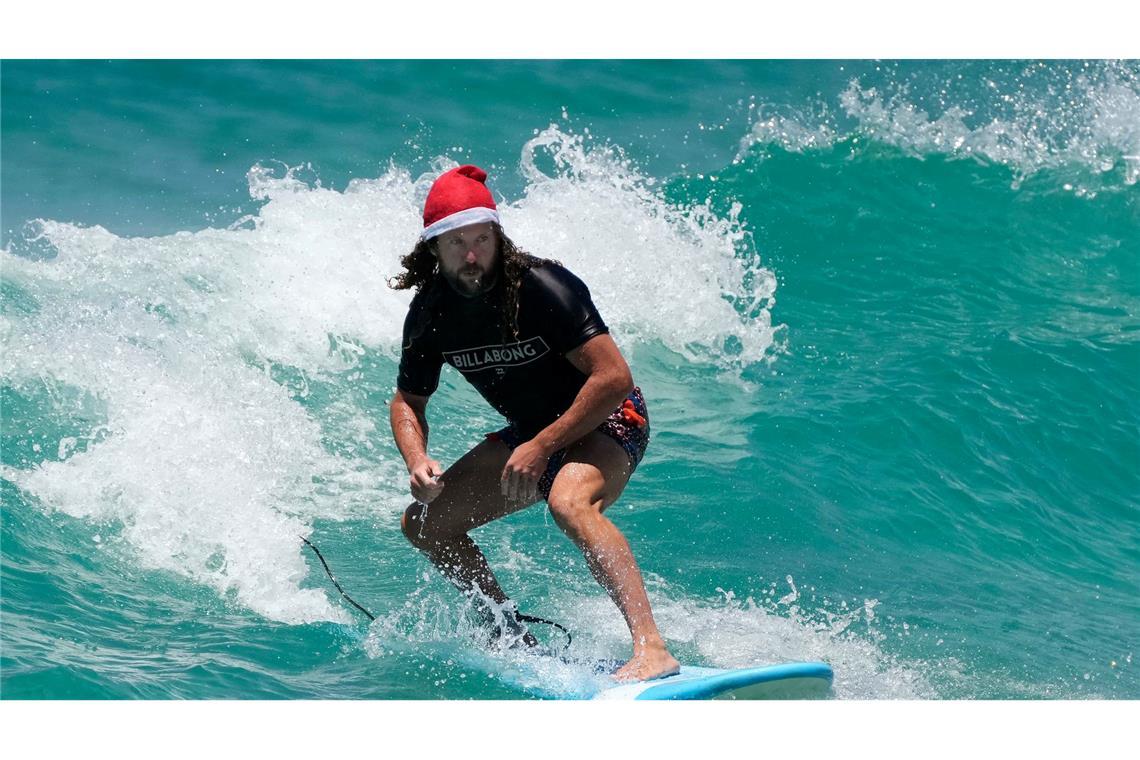 Festbräuche weltweit: Surfende Santas, Gnome und Lottofieber Surfende Santas gehören in Australien zu Weihnachten dazu. (Archivbild)