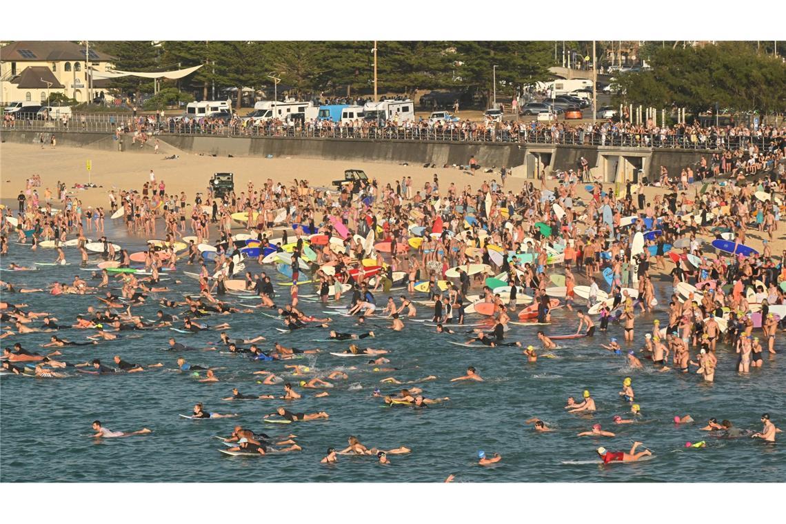 Surfer gedenken am Bondi Beach der Terroropfer.