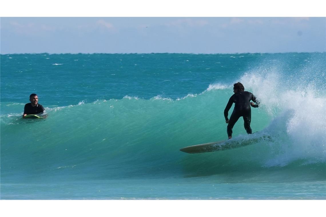 Surfer nutzen die Wellen am Miami Beach.
