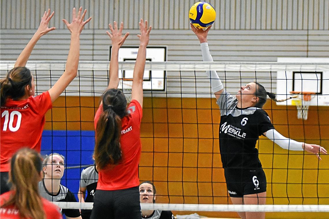 Freude im Volley- und Basketball überwiegt Susann Haffke (rechts) und die TSG-Volleyballerinnen haben unter Coronabedingungen ihre Spiele absolviert. Foto: T. Sellmaier