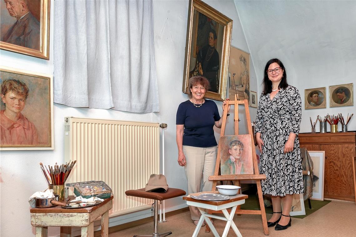 Abschied, Angedenken und Neuanfang Susanna Brogi, Leiterin des Deutschen Kunstarchivs am Germanischen Nationalmuseum, besucht Constanze Obenland (links). Das Archiv erhält wichtige Dokumente zu Carl Obenland, anhand derer das Werk dokumentiert wird. Fotos: J. Fiedler