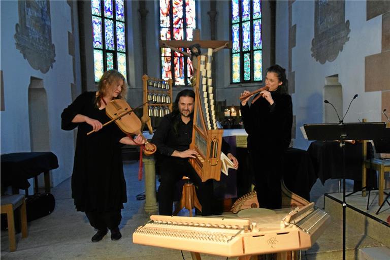 Susanne Ansorg an der Fidel, Philipp Lamprecht am Organetto und Anne Suse Enßle mit der Doppelflöte (von links) haben mit der Nikodemus-Passion nicht nur ein besonderes Stück aufgeführt, sondern es auch mit originalgetreu nachgebauten historischen Instrumenten zum Leben erweckt. Im Vordergrund ist das Tympanon, ein großes Hackbrett, zu sehen. Foto: Elisabeth Klaper