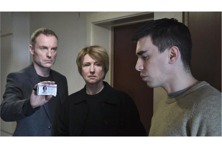 Susanne Bonard (Corinna Harfouch, Mitte) und Robert Karow (Mark Waschke, li) suchen die Wohnung des Toten auf und treffen dort auf seinen Bruder Luis (Henry Morales, re).