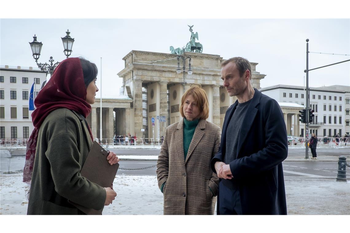 Worum geht’s im neuen „Tatort“ aus Berlin? Susanne Bonard (Corinna Harfouch) und Robert Karow (Mark Waschke) finden die Verdächtige Soraya Barakzay (Pegah Ferydoni) bei einer Protestaktion vor dem Brandenburger Tor.