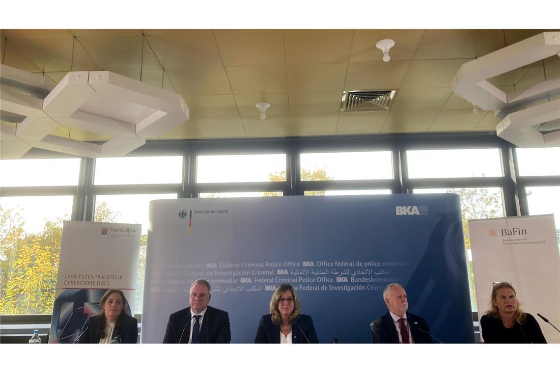 Susanne Schüler (l-r), Staatsanwältin, Harald Kruse, Leiter Generalstaatsanwaltschaft Koblenz, Martina Link, Vizepräsidentin des Bundeskriminalamts, Daniel Thelesklaf, Leider der Finacial Intelligence Unit, und Birgit Rodolphe, Exekutivdirektorin des Geschäftsbereichs Abwicklung und Geldwäscheprävention der BaFin, sitzen bei einer Pressekonferenz beim Bundeskriminalamt nach internationalen Durchsuchungen und Festnahmen gegen mutmaßliche Betrugs- und Geldwäschenetzwerke auf dem Podium.