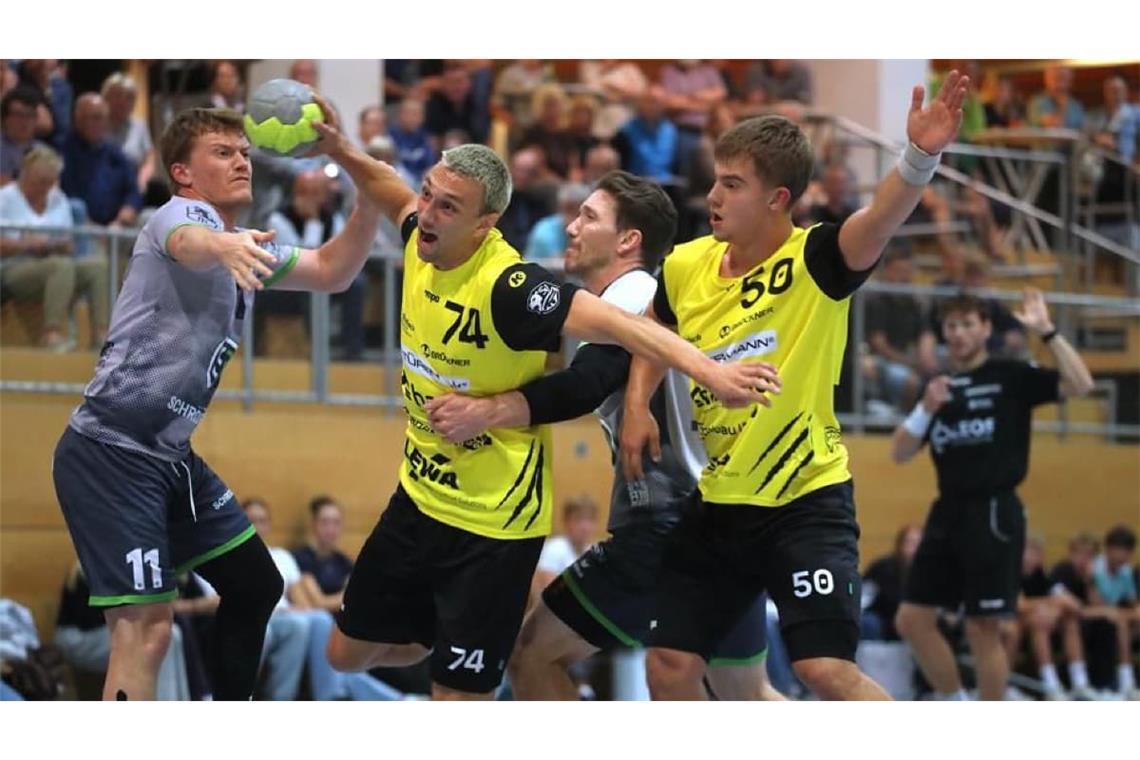 SV-Spieler Niklas Bolkart (li./mit Julius Träger) schied gegen den TSV Ehingen vorzeitig mit einer ausgekugelten Schulter aus.