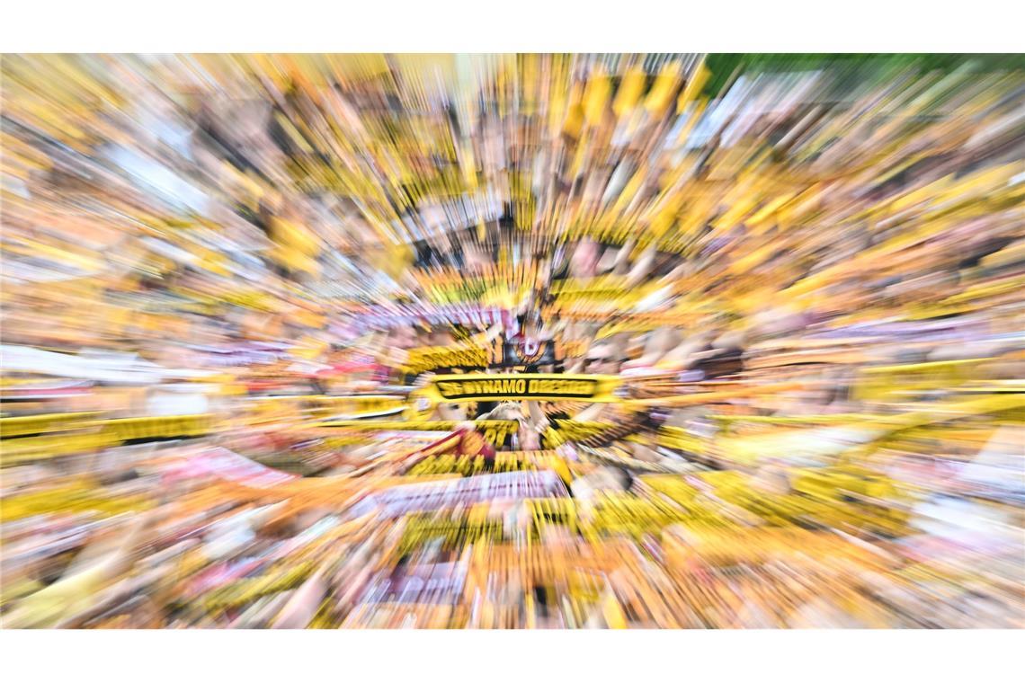 Bilder des Tages SV Waldhof Mannheim - Dynamo Dresden: Fans stehen beim Public Viewing in der Freilichtbühne Junge Garde.