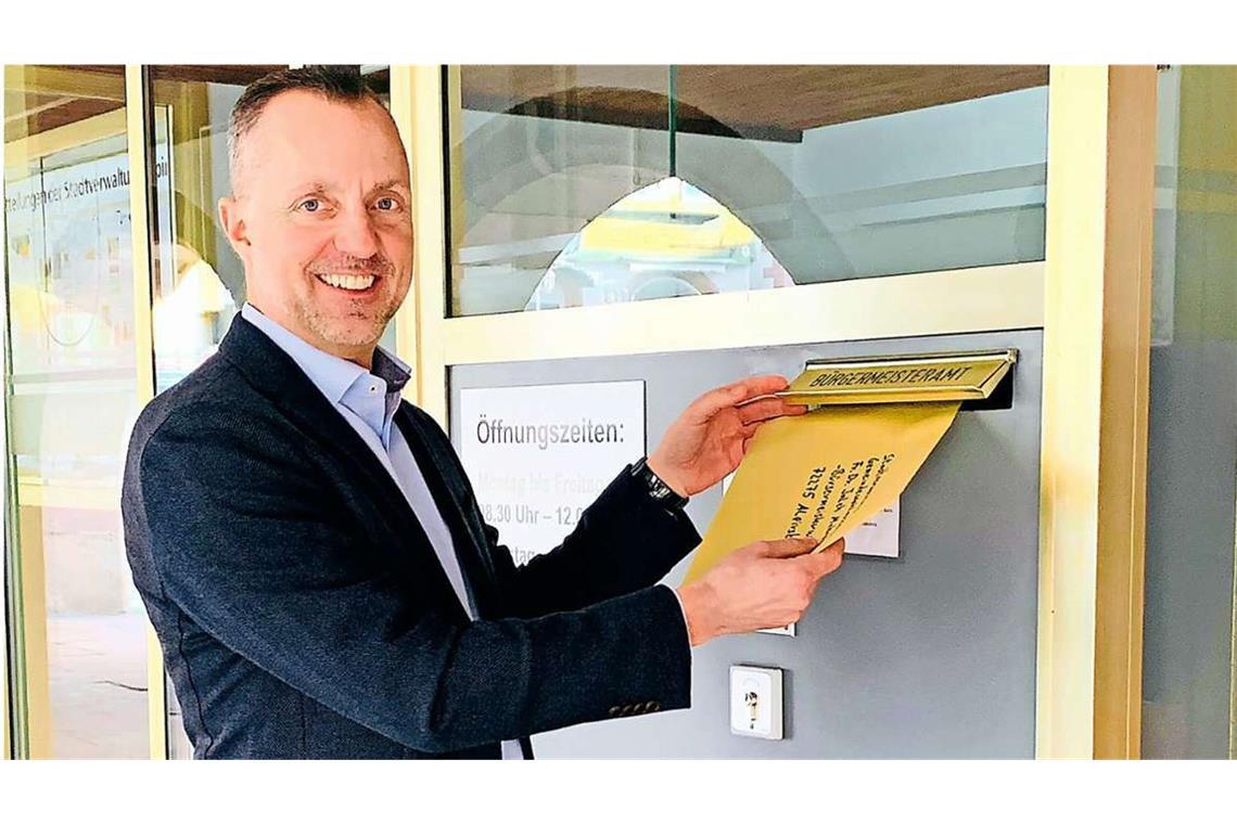 Streit um Bürgermeisterwahl kommt vors Gericht Sven Christmann warf im Foto seine Bewerbungsunterlagen für die Bürgermeisterwahl ein. (Archivbild)