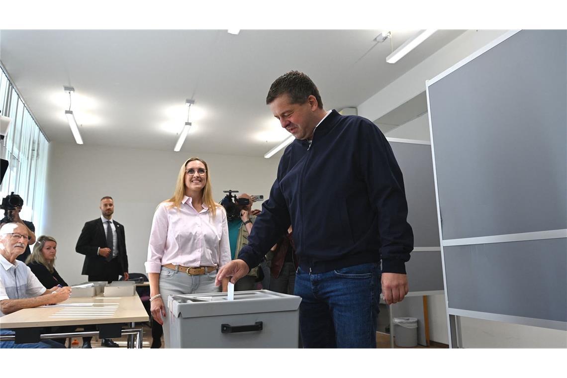 Sven Schulze (CDU), Ministerpräsident des Landes Sachsen-Anhalt und Landesvorsitzender der CDU Sachsen-Anhalt, wirft seinen gefalteten Stimmzettel in die Wahlurne. Hinter ihm steht seine Ehefrau Kati Schulze. Am Sonntag wird in Sachsen-Anhalt ein neuer Landtag gewählt. (zu dpa: «Sachsen-Anhalt-Wahl: Mehr als jeder Zweite hat abgestimmt»)