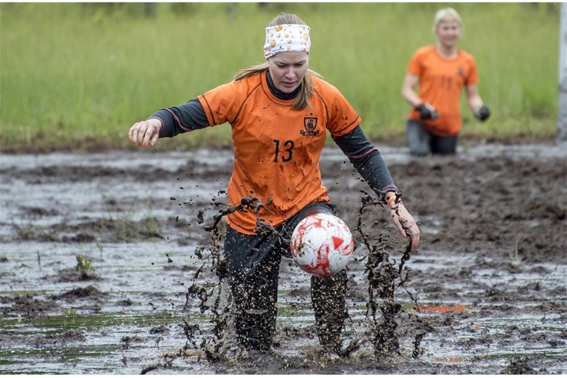 Swamp Soccer: Moor- oder Matschfußball ist ein Ballsport, bei dem zwei Mannschaften mit je sechs Spielern auf schlammigem Untergrund (matschiger Acker, überflutete Wiese) gegeneinander antreten. Ziel ist es, wie beim klassischen Fußball mehr Tore zu erzielen als das gegnerische Team. Esa Romppainen, Skitrainer aus Hyrynsalmi in Finnland, kam auf die schräge Idee als er das Sommertraining erweitern wollte und dafür das örtliche Moor nutzte. Die erste Veranstaltung, an der 13 Mannschaften teilnahmen, fand 1998 statt.