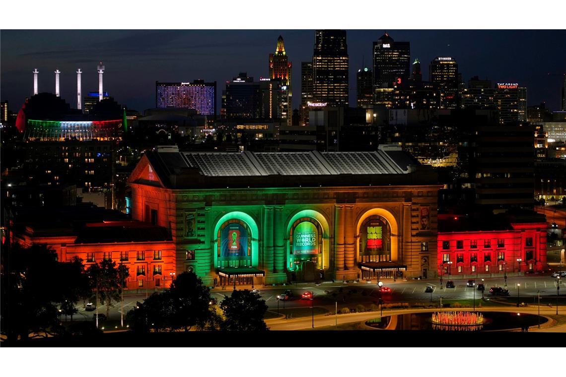Swift und Kelsey verlobt -  Die Union Station in Kansas City ist in Orange und Mint für die Sängerin Taylor Swift und in Rot und Gold für den Kansas City Chiefs Tight End Travis Kelce beleuchtet.