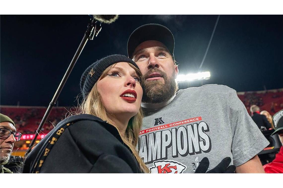 Taylor Swift und Travis Kelce haben sich verlobt Swifts und Kelces Beziehung begann im Sommer 2023 und wurde schnell öffentlich.