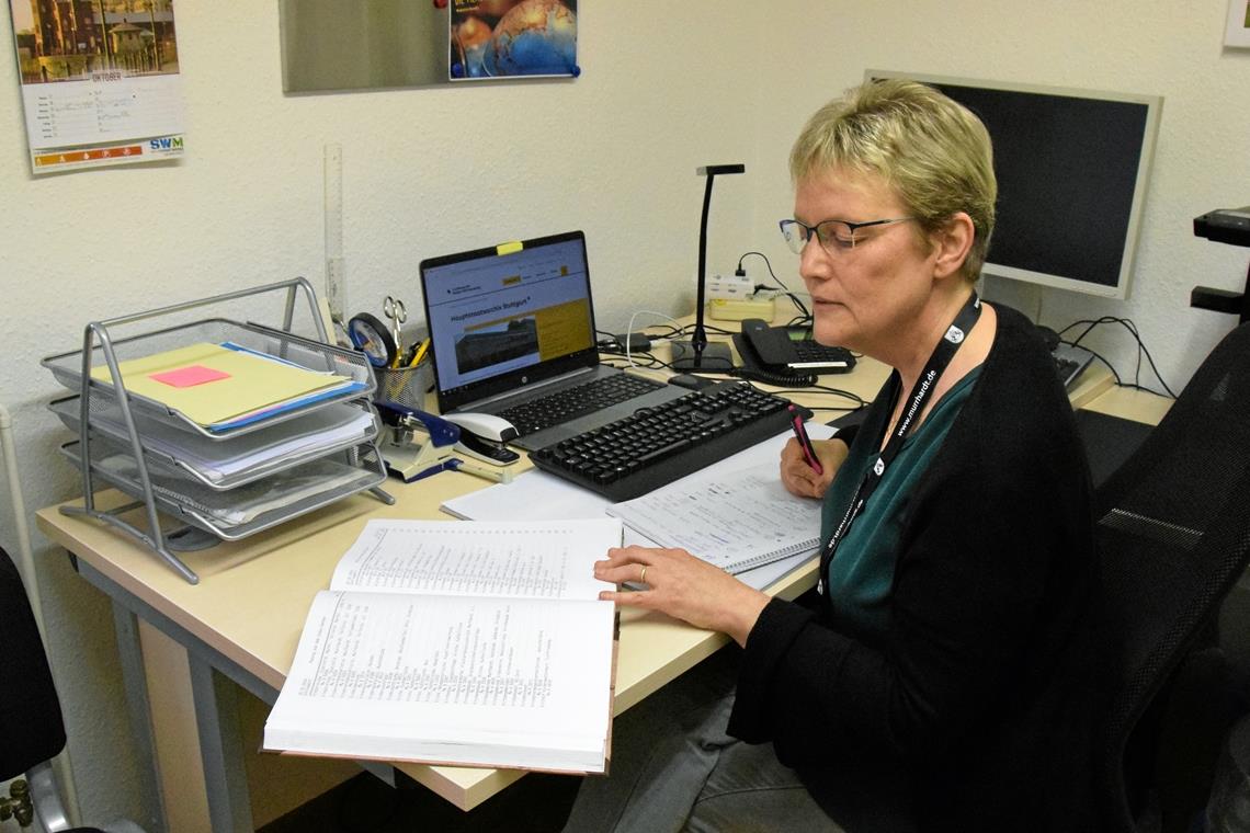 Engagierte Betreuerin für die Murrhardter Stadthistorie Sylvia Bäßler recherchiert gerne in alten Schriftstücken. Foto: Elisabeth Klaper