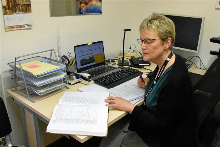 Sylvia Bäßler recherchiert gerne in alten Schriftstücken. Foto: Elisabeth Klaper