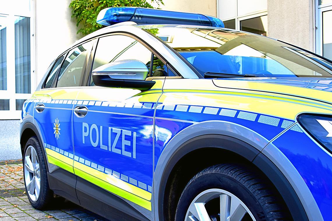 Gegenstand wird in Backnang von Brücke auf Auto geworfen Symbolbild: Tobias Sellmaier