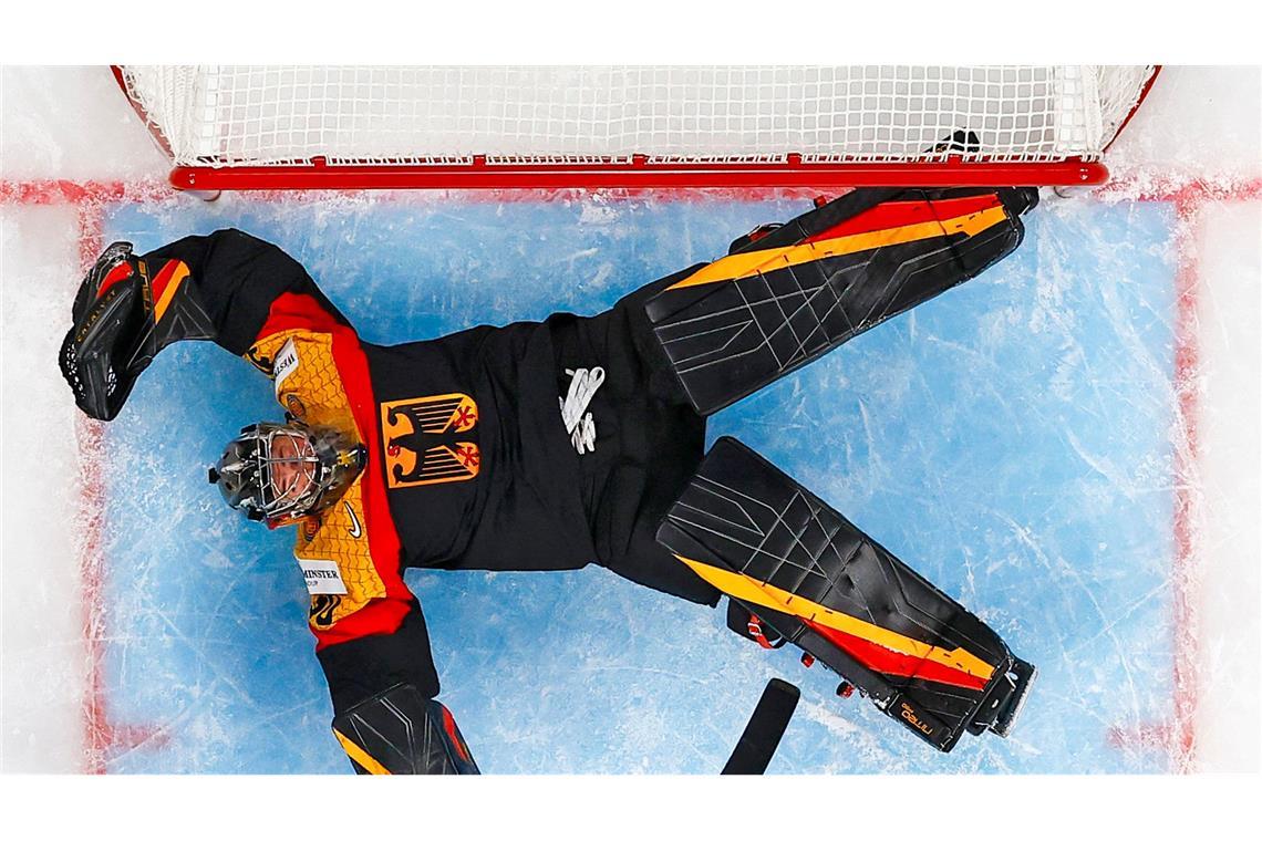 Symbolträchtig: Deutschlands Torhüter Philipp Grubauer liegt auf dem Eis.