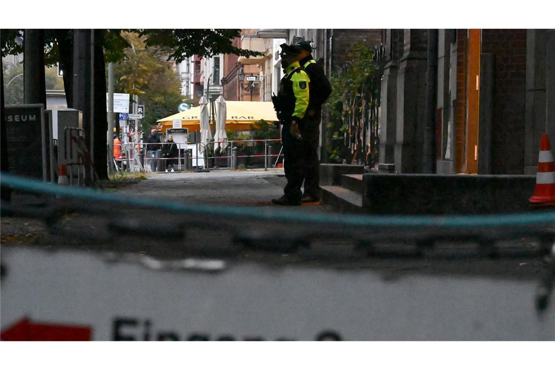 Synagogen in Deutschland sind wegen drohender Gewalt oft schwer geschützt und bewacht. (Archivbild)