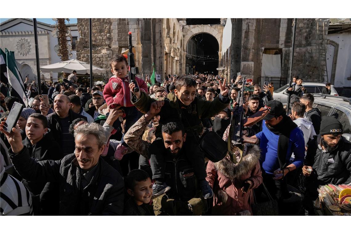 Syrien feiert Neuanfang nach Sturz von Assad Syrer feiern den Sturz der alten Regierung.