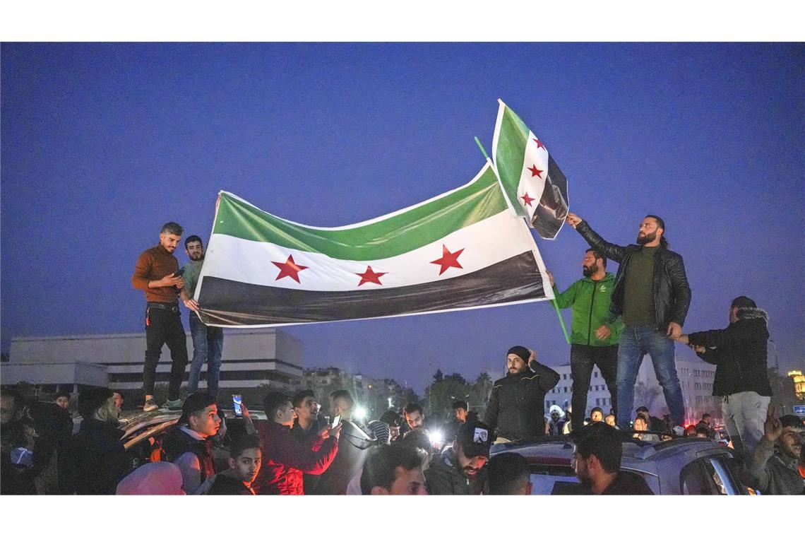 Neue Herren – neue Kämpfe Syrer feiern in Damaskus den Sieg über das Assad-Regime.