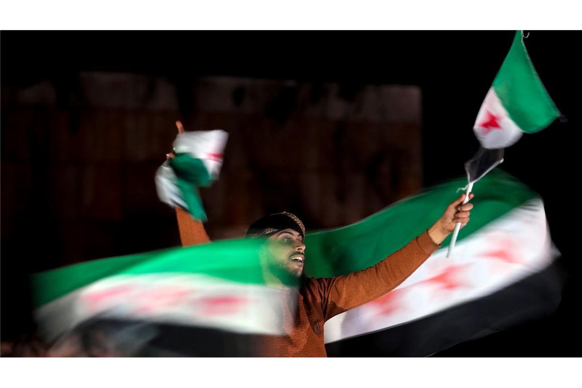 Bilder des Tages Syrer schwenken Flaggen der Syrischen Opposition während einer feierlichen Demonstration nach dem ersten Freitagsgebet seit dem Sturz von Assad.